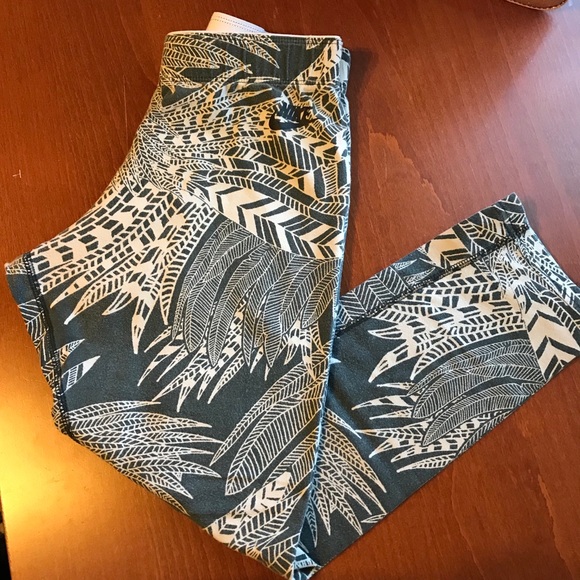 Nike Capri Tribal Print Leggings - Picture 1 of 4